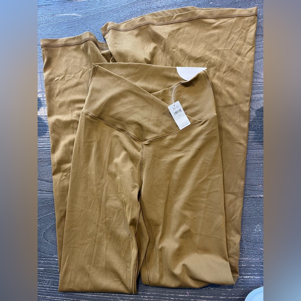 Aeire crossover flare leggings size M